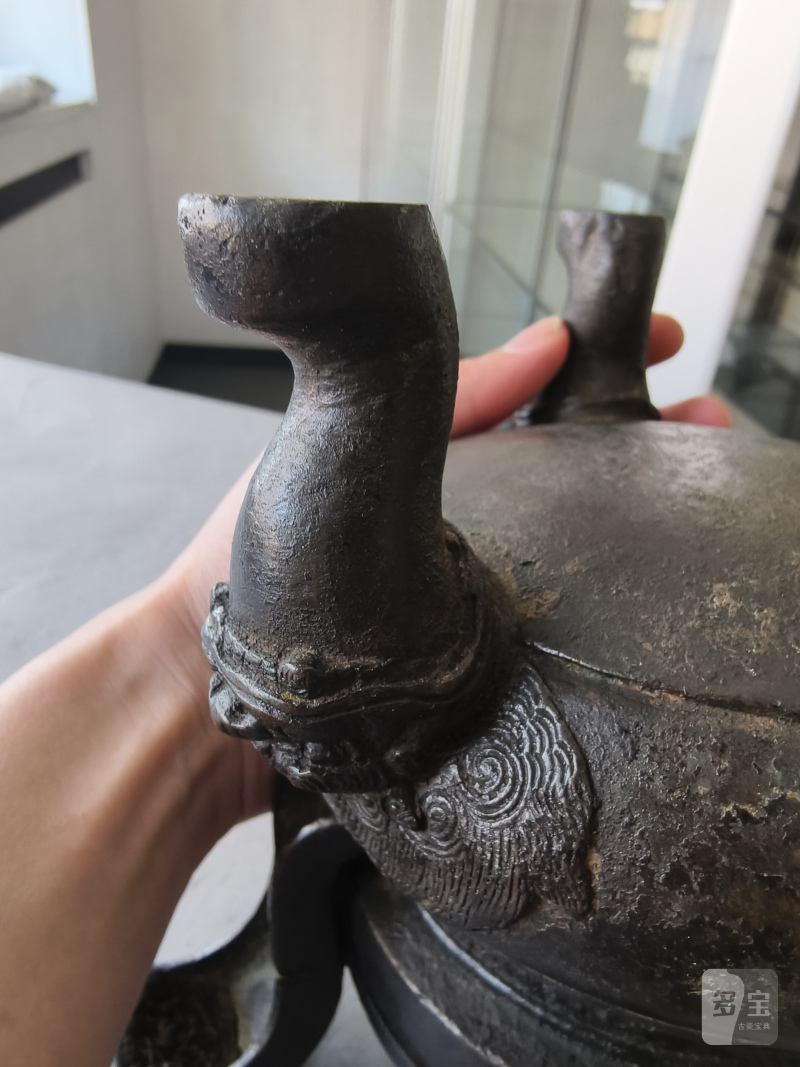 Two bronze incense burners, one on three legs, the second in the shape of a 'fang ding' - 图12